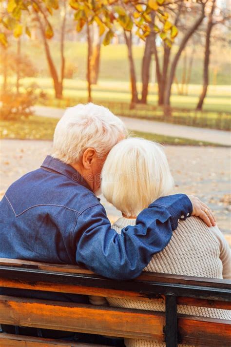 Due persone che dialogano, una più anziana con un'espressione di saggezza, l'altra più giovane in ascolto attento, in un ambiente sereno