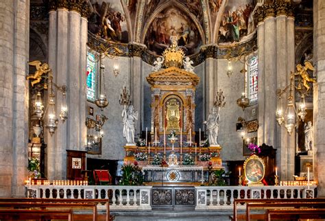Dettaglio dell'altare barocco nella cappella della Madonna