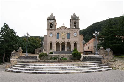 Interno del museo del Santuario di Gibilmanna con opere d'arte sacra