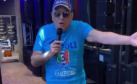 Foto del cantante Gigione durante un'esibizione