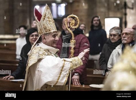 Foto di Monsignor Mario Delpini mentre pronuncia l'omelia nel Duomo di Milano
