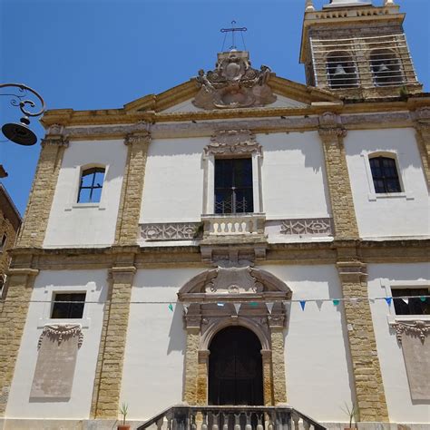 Veduta esterna della Chiesa Madre di Naro, che mostra elementi barocchi e l'antico portale del collegio teologico