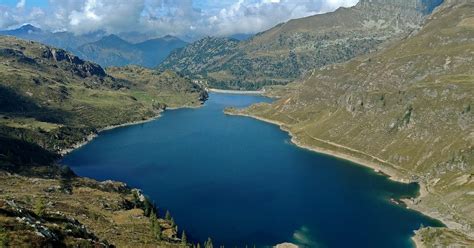 Foto panoramica della Cappella del Buon Pastore con vista sui laghi e le montagne circostanti