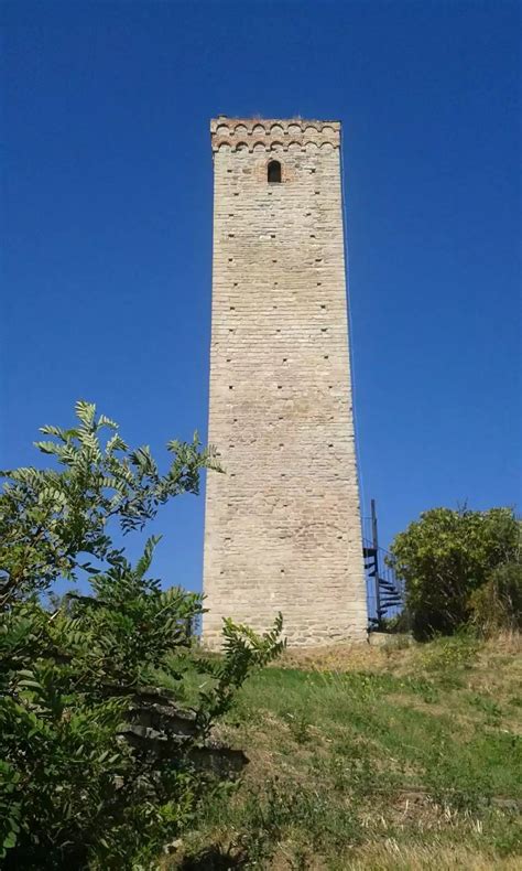 Castello normanno di Deliceto con torre quadrata e torri rotonde