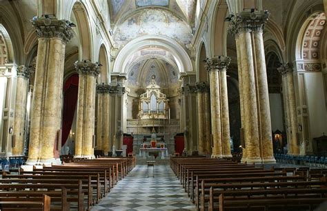 Interno della Chiesa Madre del Santissimo Salvatore con reliquie