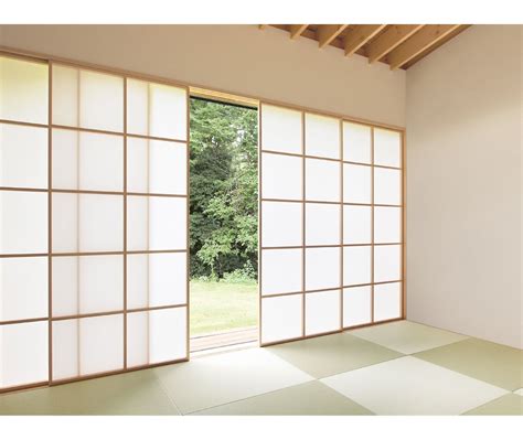 Foto di un tipico interno di casa giapponese con tatami e porte shoji