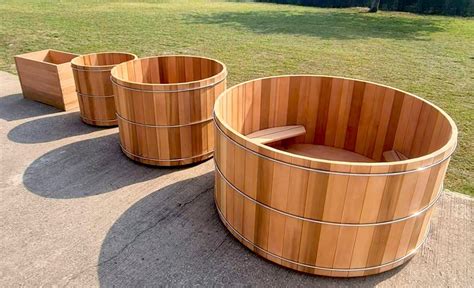 Immagine di una vasca ofuro tradizionale in legno