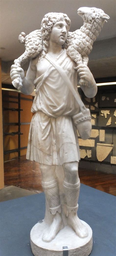 Raffigurazione classica del Buon Pastore con un agnello sulle spalle in un'arte paleocristiana