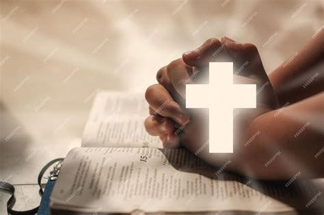 Mani giunte in preghiera con una luce spirituale che le avvolge, simbolo di affidamento a Dio.