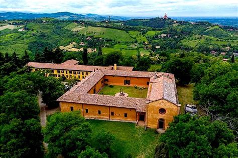 Eremo di Ronzano con panorama sulle colline bolognesi