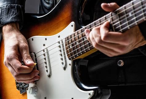 chitarrista che suona la chitarra acustica in una chiesa o durante un culto evangelico, con spartiti di accordi