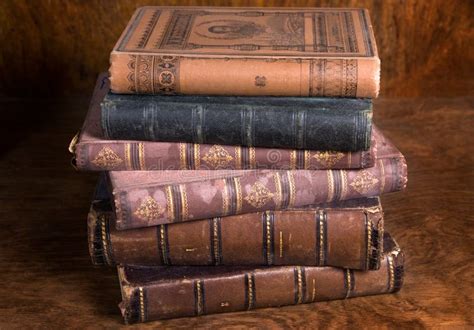 Immagine di una pila di libri antichi e moderni