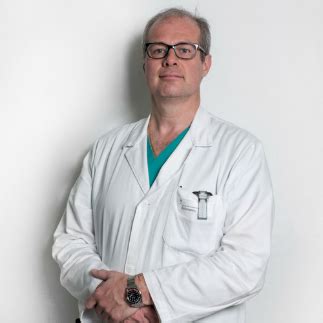 Ritratto professionale del Prof. Alessandro Castiglioni in ambiente medico