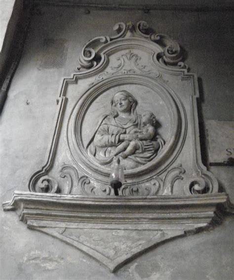 Tabernacolo della Madonna con Bambino in stucco nel Vicolo dello Sportello