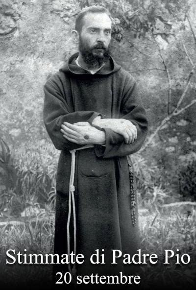 foto storica di Padre Pio con le stimmate visibili, in preghiera
