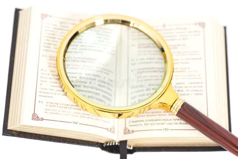 libro giallo, lente d'ingrandimento e fogli di appunti con correzioni