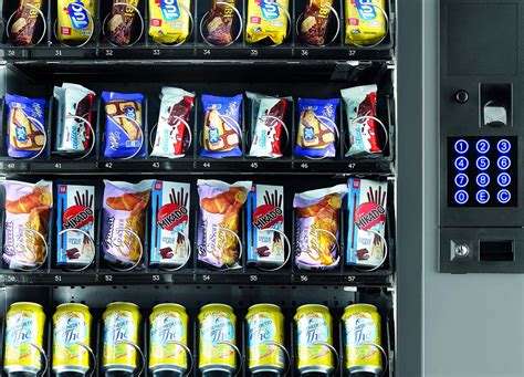 Bambino triste davanti a un distributore di snack, con genitori imbarazzati