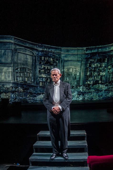 Scena teatrale di Pirandello con personaggi enigmatici