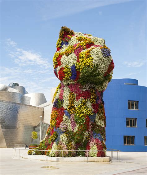 Foto esterna del Museo Guggenheim di Bilbao con la scultura Puppy
