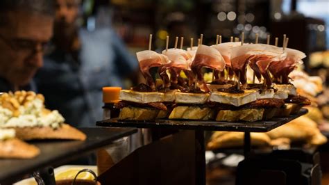 Vetrina di un bar a Bilbao con diversi tipi di pintxos