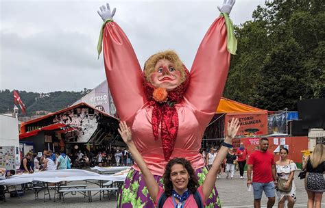 Illustrazione della mascotte Marijaia durante la Semana Grande di Bilbao