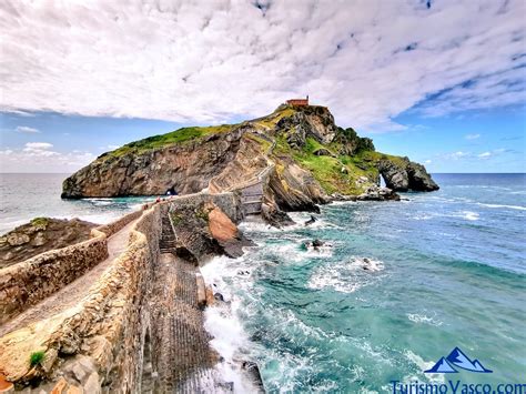Veduta aerea dell'eremo di San Juan de Gaztelugatxe con la scalinata