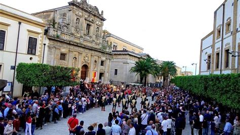 Il Corteo Storico di Santa Rita a Castelvetrano: figuranti in costume d'epoca, sbandieratori, musici e nobiltà