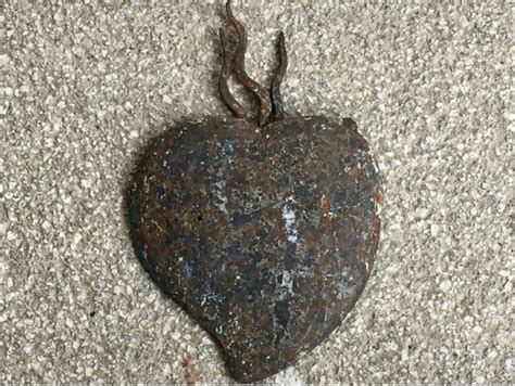 Ex voto in ferro battuto con iscrizione sul retro