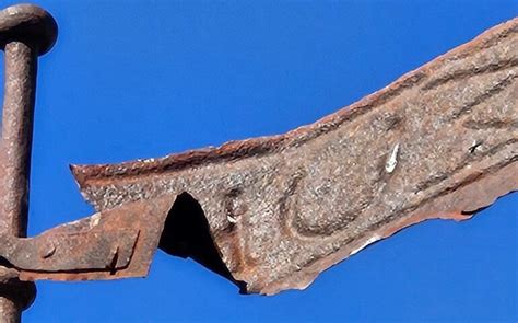 Dettaglio di un pezzo di ferro contorto, simbolo dell'incidente