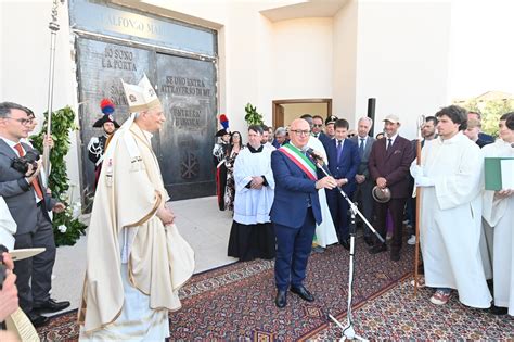 Foto della cerimonia di dedicazione della nuova mensa con il vescovo