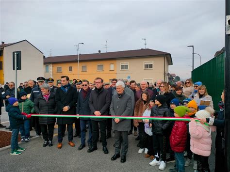 Foto del nuovo spazio presbiterale con la nuova Mensa e Sede