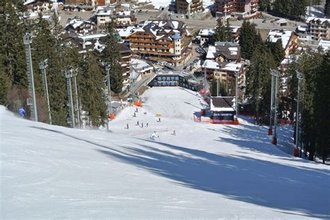 Sciatori sulla pista 3-Tre o panoramica della ski area di Madonna di Campiglio