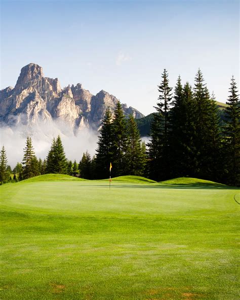 Campo da golf Campo Carlo Magno con vista sulle Dolomiti di Brenta