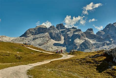 Paesaggio delle Dolomiti di Brenta con torri e guglie