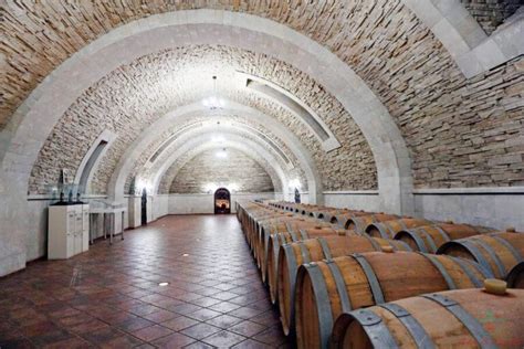 Cantina sotterranea in travertino delle Cantine Dei