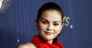Ritratto di Selena Gomez con espressione pensierosa, che simboleggia la sua riflessione personale