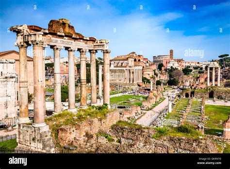 Vista aerea del Colosseo e dei Fori Imperiali