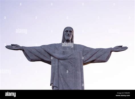 Vista ravvicinata della statua del Cristo Redentore, con le braccia aperte che simboleggiano pace e accoglienza.