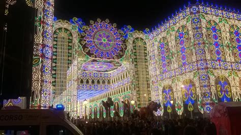 Foto notturna di Savona con le luminarie e i Balunetti durante la vigilia della Festa della Madonna della Misericordia