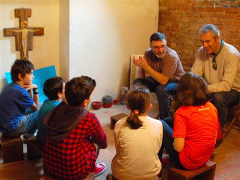 Illustrazione di bambini che partecipano a una catechesi familiare con giochi