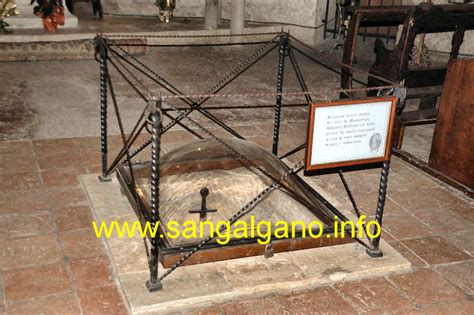 Interno dell'Eremo di Montesiepi con la Spada nella Roccia visibile