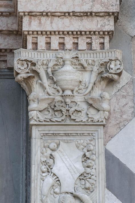 Dettaglio architettonico di un capitello con motivi vegetali e croci dalla Badiazza di Messina