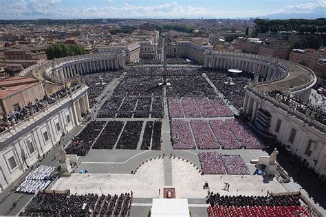 Panoramica della folla in Piazza San Pietro durante i funerali