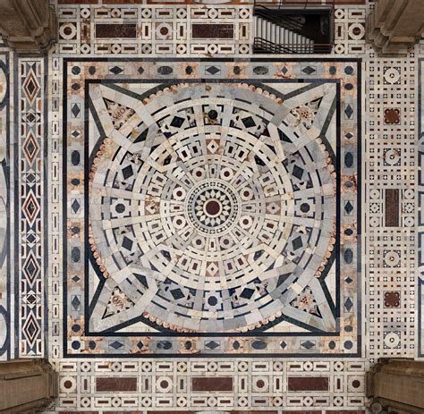 Dettaglio del pavimento in marmi policromi nella chiesa di Fossanova