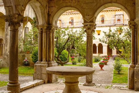 Il chiostro dell'Abbazia di Fossanova con le sue colonnine binate e il pozzo centrale