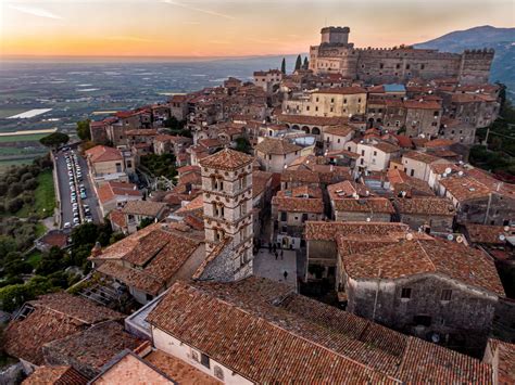 Veduta del borgo medievale di Sermoneta con il suo castello