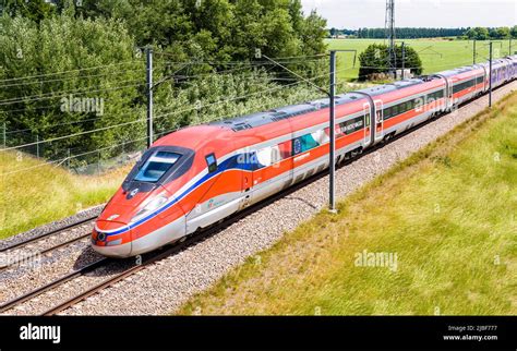Treno ad alta velocità Frecciarossa in transito in Calabria