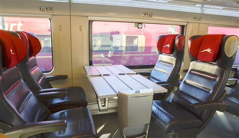 Interno di un treno Italo Smart con sedili reclinabili e prese elettriche