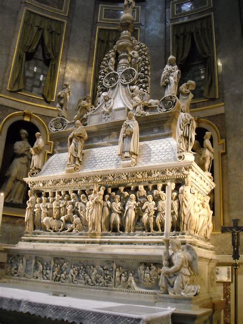 Dettaglio della tomba di San Domenico a Bologna