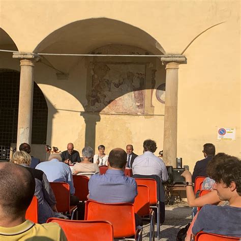 Foto della Casa San Girolamo a Spello, con persone che partecipano a un ritiro